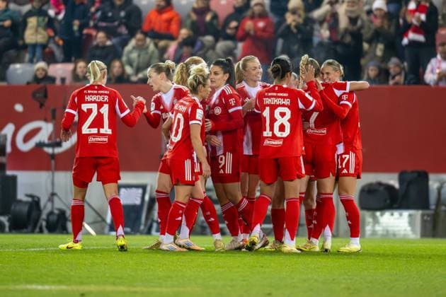 Goal celebration for 3 0, Team FC Bayern Frauen, FC Bayern Frauen Muenchen 1 FC Union Berlin, Google Pixel Frauenbundesliga, 10 Spieltag, 07 11 25 DFB regulations prohibit any use of photographs as image sequences and or quasi video kolbert press Muenchen Bayern Germany Copyright: xkolbert-press UlrichxGamelx