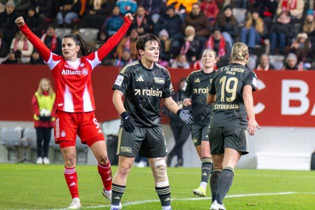 goal celebration for 3 0, Jovana Damnjanovic 9 FC Bayern Muenchen Frauen , disappointed Tomke Schneider 2 Union Berlin , FC Bayern Frauen Muenchen 1 FC Union Berlin, Google Pixel Frauenbundesliga, 10 Spieltag, 07 11 25 DFB regulations prohibit any use of photographs as image sequences and or quasi video kolbert press Muenchen Bayern Germany Copyright: xkolbert-press UlrichxGamelx