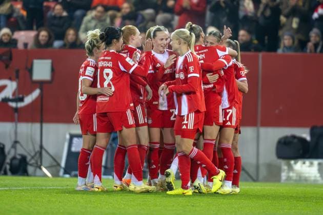 Goal celebration for 3 0, Team FC Bayern Frauen, FC Bayern Frauen Muenchen 1 FC Union Berlin, Google Pixel Frauenbundesliga, 10 Spieltag, 07 11 25 DFB regulations prohibit any use of photographs as image sequences and or quasi video kolbert press Muenchen Bayern Germany Copyright: xkolbert-press UlrichxGamelx