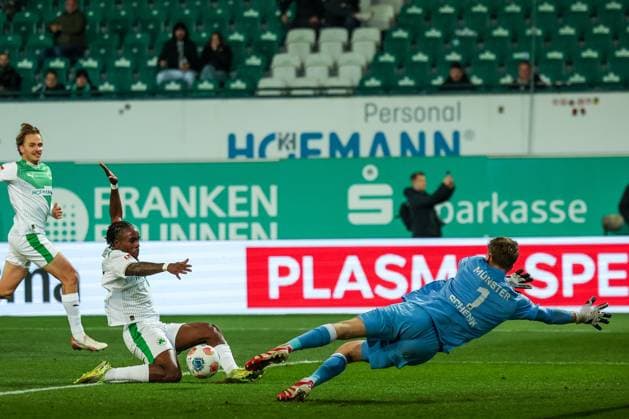 Almost the lead for Fuerth, but the goal by Noel Futkeu 9 Spvgg Greuther Fuerth was disallowed for offside, with Johannes Schenk 1 SC Preussen Muenster 06 and Mathias Olesen 8 Spvgg Greuther Fuerth , SpVgg Greuther Fuerth vs SC Preussen Muenster, Football, Men, DFL, 2 Bundesliga, Season 2025 2026, Sportpark Ronhof Thomas Sommer, Matchday 12, 07 11 2025 Fuerth Bayern Germany Copyright: xkolbert-press MartinxAgüerax