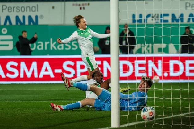 Almost the lead for Fuerth, but the goal by Noel Futkeu 9 Spvgg Greuther Fuerth was disallowed for offside, with Johannes Schenk 1 SC Preussen Muenster 06 and Mathias Olesen 8 Spvgg Greuther Fuerth , SpVgg Greuther Fuerth vs SC Preussen Muenster, Football, Men, DFL, 2 Bundesliga, Season 2025 2026, Sportpark Ronhof Thomas Sommer, Matchday 12, 07 11 2025 Fuerth Bayern Germany Copyright: xkolbert-press MartinxAgüerax