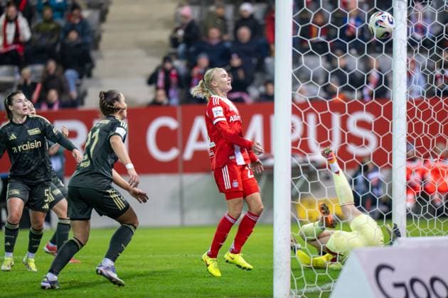 Goal celebration for 2 0, Pernille Harder 21 FC Bayern Muenchen Frauen , FC Bayern Frauen Muenchen 1 FC Union Berlin, Google Pixel Frauenbundesliga, 10 Spieltag, 07 11 25 DFB regulations prohibit any use of photographs as image sequences and or quasi video kolbert press Muenchen Bayern Germany Copyright: xkolbert-press UlrichxGamelx