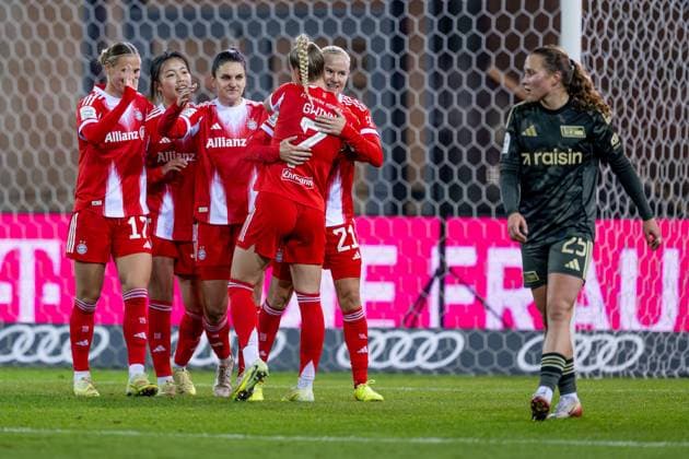 The Munich women here Klara Buehl FC Bayern Muenchen Frauen, 17 , Momoko Tanikawa FC Bayern Muenchen Frauen, 18 , Jovana Damnjanovic FC Bayern Muenchen Frauen, 09 and Giulia Gwinn FC Bayern Muenchen Frauen, 07 celebrate with Pernille Harder FC Bayern Muenchen Frauen, 21 whose goal for 2 0, Ida Heikkinen 1 FC Union Berlin, 25 on the right is served GER, FC Bayern Muenchen Frauen vs 1 FC Union Berlin, Football, Google Pixel Frauen Bundesliga, 10 Spieltag, Saison 2025 2026, 07 11 2025 DFL DFB REGULATIONS PROHIBIT ANY USE OF PHOTOGRAPHS as IMAGE SEQUENCES and or QUASI VIDEO GER, FC Bayern Muenchen Frauen vs 1 FC Union Berlin, Football, Google Pixel Frauen Bundesliga, 10 Spieltag, Saison 2025 2026, 07 11 2025 Muenchen Copyright: xEibner-Pressefoto HeikexFeinerx EP_HFR