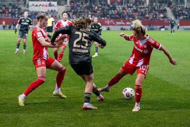 Fight for the ball by Giulia Gwinn FC Bayern Muenchen Frauen, 07 and Linda Dallmann FC Bayern Muenchen Frauen, 10 with Ida Heikkinen 1 FC Union Berlin, 25 GER, FC Bayern Muenchen Frauen vs 1 FC Union Berlin, Football, Google Pixel Frauen Bundesliga, 10 Matchday, Season 2025 2026, 07 11 2025 DFL DFB REGULATIONS PROHIBIT ANY USE OF PHOTOGRAPHS as IMAGE SEQUENCES and or QUASI VIDEO GER, FC Bayern Muenchen Frauen vs 1 FC Union Berlin, Football, Google Pixel Frauen Bundesliga, 10 Matchday, Season 2025 2026, 07 11 2025 Muenchen Copyright: xEibner-Pressefoto HeikexFeinerx EP_HFR