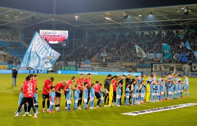 CFC vs VSG Altglienicke 07 11 2025, Chemnitz, eins Stadion An der Gellertstrasse, Sport, Fußball, Regionalliga Nordost, Saison 2025 2026, 15 Spieltag, CFC, CFC vs VSG Altglienicke Die Mannschaften vorstellen sich Chemnitz Sachsen BRD