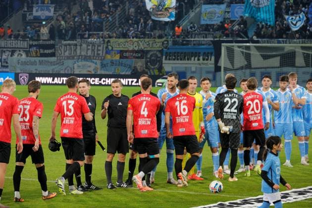 CFC vs VSG Altglienicke 07 11 2025, Chemnitz, eins Stadion An der Gellertstrasse, Sport, Fußball, Regionalliga Nordost, Saison 2025 2026, 15 Spieltag, CFC, CFC vs VSG Altglienicke Die Mannschaften vorstellen sich Chemnitz Sachsen BRD