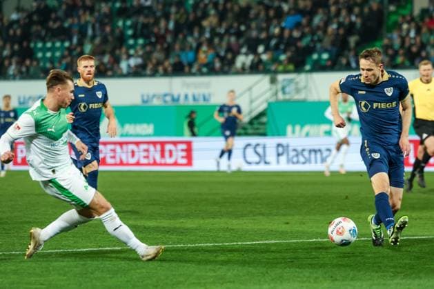Felix Klaus 30 Spvgg Greuther Fuerth with the pass that leads to the goal but is disallowed for offside by referee Timo Gansloweit, SpVgg Greuther Fuerth vs SC Preussen Muenster, Football, Men, DFL, 2 Bundesliga, Season 2025 2026, Sportpark Ronhof Thomas Sommer, Matchday 12, 07 11 2025 Fuerth Bayern Germany Copyright: xkolbert-press MartinxAgüerax