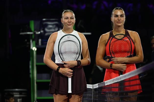 2025 WTA, Tennis Damen Finals RIYADH, SAUDI ARABIA - NOVEMBER 7: Aryna Sabalenka plays against Amanda Anisimova of the United States in the second semifinal on Day 7 of the 2025 WTA Finals, part of the Hologic WTA Tour, at King Saud University Indoor Arena in Riyadh, Saudi Arabia, on November 7, 2025.??????? Artur Widak Anadolu Riyadh Saudi Arabia. Editorial use only. Please get in touch for any other usage.  Copyright: x2025xAnadoluxArturxWidakx