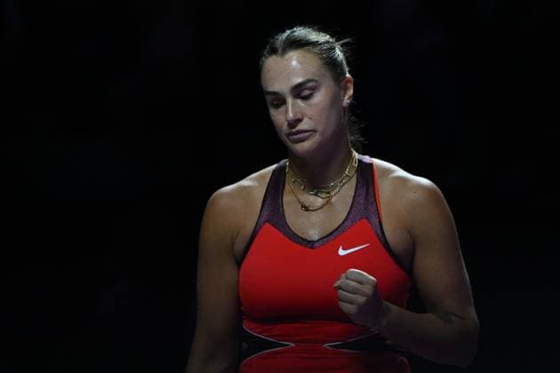 2025 WTA, Tennis Damen Finals RIYADH, SAUDI ARABIA - NOVEMBER 7: Aryna Sabalenka plays against Amanda Anisimova (not seen) of the United States in the second semifinal on Day 7 of the 2025 WTA Finals, part of the Hologic WTA Tour, at King Saud University Indoor Arena in Riyadh, Saudi Arabia, on November 7, 2025. Artur Widak Anadolu Riyadh Saudi Arabia. Editorial use only. Please get in touch for any other usage.  Copyright: x2025xAnadoluxArturxWidakx