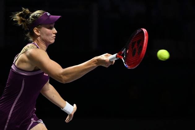 2025 WTA, Tennis Damen Finals RIYADH, SAUDI ARABIA - NOVEMBER 7: Elena Rybakina of Kazakhstan plays against Jessica Pegula (not seen) of the United States in the first semifinal on Day 7 of the 2025 WTA Finals, part of the Hologic WTA Tour, at King Saud University Indoor Arena in Riyadh, Saudi Arabia, on November 7, 2025. Artur Widak Anadolu Riyadh Saudi Arabia. Editorial use only. Please get in touch for any other usage.  Copyright: x2025xAnadoluxArturxWidakx