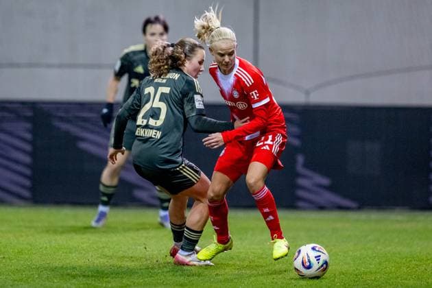 Battle for the ball duel between Ida Heikkinen 1 FC Union Berlin, 25 and Pernille Harder FC Bayern Muenchen Frauen, 21 GER, FC Bayern Muenchen Frauen vs 1 FC Union Berlin, Football, Google Pixel Womens Bundesliga, Matchday 10, Season 2025 2026, 07 11 2025 DFL DFB REGULATIONS PROHIBIT ANY USE OF PHOTOGRAPHS as IMAGE SEQUENCES and or QUASI VIDEO GER, FC Bayern Muenchen Frauen vs 1 FC Union Berlin, Football, Google Pixel Frauen Bundesliga, 10 Spieltag, Saison 2025 2026, 07 11 2025 Muenchen Copyright: xEibner-Pressefoto HeikexFeinerx EP_HFR