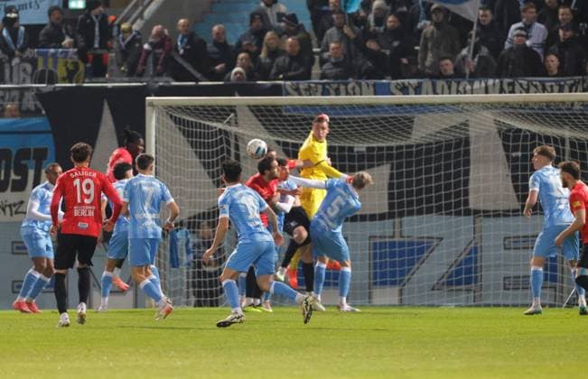 CFC vs VSG Altglienicke 07 11 2025, Chemnitz, eins Stadion An der Gellertstrasse, Sport, Fußball, Regionalliga Nordost, Saison 2025 2026, 15 Spieltag, CFC, CFC vs VSG Altglienicke Gefahr vor dem Chemnitzer Tor Chemnitz Sachsen BRD