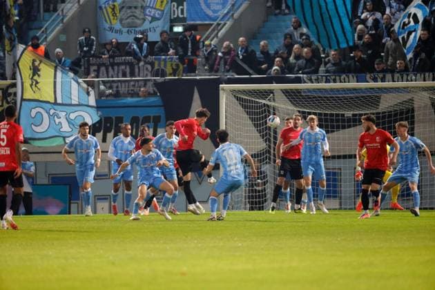 CFC vs VSG Altglienicke 07 11 2025, Chemnitz, eins Stadion An der Gellertstrasse, Sport, Fußball, Regionalliga Nordost, Saison 2025 2026, 15 Spieltag, CFC, CFC vs VSG Altglienicke Gefahr vor dem Chemnitzer Tor Chemnitz Sachsen BRD