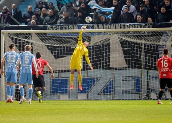 CFC vs VSG Altglienicke 07 11 2025, Chemnitz, eins Stadion An der Gellertstrasse, Sport, Fußball, Regionalliga Nordost, Saison 2025 2026, 15 Spieltag, CFC, CFC vs VSG Altglienicke CFC goalkeeper Daniel Adamscyk in action Chemnitz Sachsen BRD