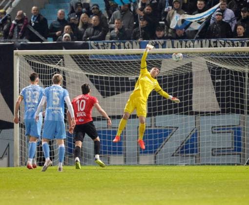 CFC vs VSG Altglienicke 07 11 2025, Chemnitz, eins Stadion An der Gellertstrasse, Sport, Fußball, Regionalliga Nordost, Saison 2025 2026, 15 Spieltag, CFC, CFC vs VSG Altglienicke CFC goalkeeper Daniel Adamscyk in action Chemnitz Sachsen BRD