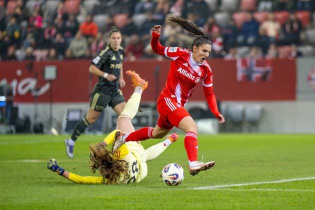 Jovana Damnjanovic 9 FC Bayern Muenchen Frauen in duel with Nadine Boehi 28 Union Berlin , FC Bayern Frauen Muenchen 1 FC Union Berlin, Google Pixel Frauenbundesliga, 10 Spieltag, 07 11 25 DFB regulations prohibit any use of photographs as image sequences and or quasi video kolbert press Muenchen Bayern Germany Copyright: xkolbert-press UlrichxGamelx