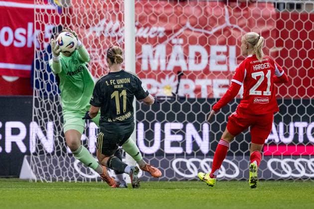 Dina Orschmann 1 FC Union Berlin, 11 misses against Maria Luisa Grohs goalkeeper, FC Bayern Muenchen Frauen, 01 and Pernille Harder FC Bayern Muenchen Frauen, 21 GER, FC Bayern Muenchen Frauen vs 1 FC Union Berlin, Football, Google Pixel Frauen Bundesliga, 10 Matchday, Season 2025 2026, 07 11 2025 DFL DFB REGULATIONS PROHIBIT ANY USE OF PHOTOGRAPHS as IMAGE SEQUENCES and or QUASI VIDEO GER, FC Bayern Muenchen Frauen vs 1 FC Union Berlin, Football, Google Pixel Frauen Bundesliga, 10 Matchday, Season 2025 2026, 07 11 2025 Muenchen Copyright: xEibner-Pressefoto HeikexFeinerx EP_HFR
