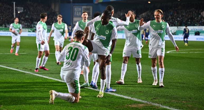 07 11 2025 Soccer Season 2025 2026 2 Soccer Bundesliga 12 Matchday SpVgg Greuther Fürth Kleeblatt Preußen Münster Sportfoto Zink xwoxzix DFL regulations prohibit any use of photographs as image sequences and or quasi video only for editorial use verfrühter Torjubel Jubel nach Treffer Tor Torschuß durch Noel Futkeu 9, SpVgg Greuther Fürth welches wegen Abseits aberkannt wird nach Videobeweis VAR
