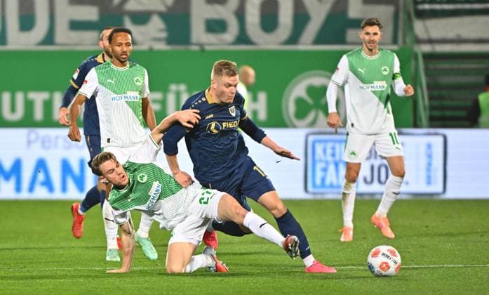 07 11 2025 Soccer Season 2025 2026 2 Soccer Bundesliga 12 Matchday SpVgg Greuther Fürth Kleeblatt Preußen Münster Sportfoto Zink MeZi xmexzix DFL regulations prohibit any use of photographs as image sequences and or quasi video only for editorial use Gian Luca Gian Luca Itter 27, SpVgg Greuther Fürth Lars Lokotsch 13, Preußen Münster, rechts