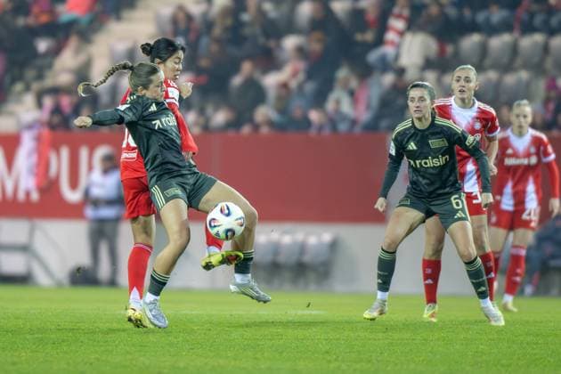 Momoko Tanikawa 18 FC Bayern Muenchen Frauen im Zweikampf, FC Bayern Frauen Muenchen 1 FC Union Berlin, Google Pixel Frauenbundesliga, 10 Spieltag, 07 11 25 DFB regulations prohibit any use of photographs as image sequences and or quasi video kolbert press Muenchen Bayern Germany Copyright: xkolbert-press UlrichxGamelx