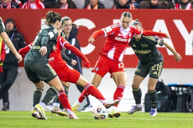 Klara Buehl 17 FC Bayern Muenchen Frauen in duel with Anna Weiss 21 Union Berlin , FC Bayern Frauen Muenchen 1 FC Union Berlin, Google Pixel Frauenbundesliga, 10 Spieltag, 07 11 25 DFB regulations prohibit any use of photographs as image sequences and or quasi video kolbert press Muenchen Bayern Germany Copyright: xkolbert-press UlrichxGamelx
