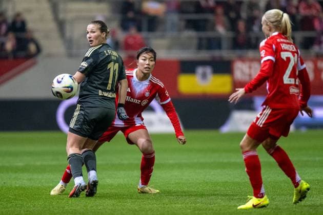 Momoko Tanikawa 18 FC Bayern Muenchen Frauen in duel with Dina Orschmann 11 Union Berlin , FC Bayern Frauen Muenchen 1 FC Union Berlin, Google Pixel Frauenbundesliga, 10 Spieltag, 07 11 25 DFB regulations prohibit any use of photographs as image sequences and or quasi video kolbert press Muenchen Bayern Germany Copyright: xkolbert-press UlrichxGamelx