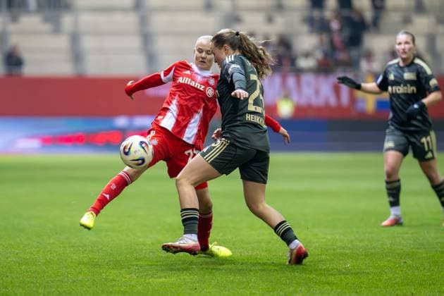 Pernille Harder 21 FC Bayern Muenchen Frauen in duel with Ida Heikkinen 25 Union Berlin , FC Bayern Frauen Muenchen 1 FC Union Berlin, Google Pixel Frauenbundesliga, 10 Spieltag, 07 11 25 DFB regulations prohibit any use of photographs as image sequences and or quasi video kolbert press Muenchen Bayern Germany Copyright: xkolbert-press UlrichxGamelx