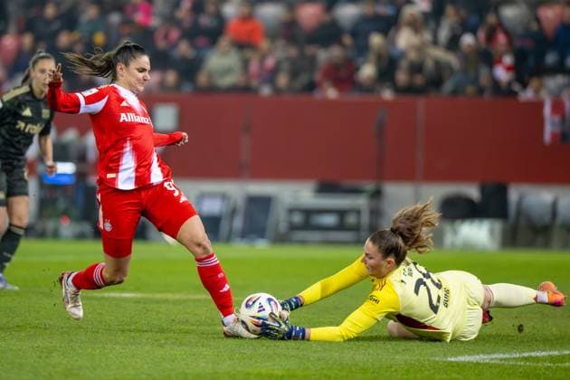 Jovana Damnjanovic 9 FC Bayern Muenchen Frauen in duel with Nadine Boehi 28 Union Berlin , FC Bayern Frauen Muenchen 1 FC Union Berlin, Google Pixel Frauenbundesliga, 10 Spieltag, 07 11 25 DFB regulations prohibit any use of photographs as image sequences and or quasi video kolbert press Muenchen Bayern Germany Copyright: xkolbert-press UlrichxGamelx