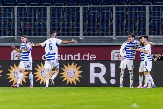 3 Liga MSV Duisburg SV Waldhof Mannheim 07 11 2025 cheers for 1 0 by Conor Noß MSV Duisburg,14 , goal, goal celebration 3 Liga, MSV Duisburg SV Waldhof Mannheim, Duisburg, schauinsland reisen arena am 7 11 2025 DFB REGULATIONS PROHIBIT ANY USE OF PHOTOGRAPHS AS IMAGE SEQUENCES AND OR QUASI VIDEO Copyright: xBEAUTIFULxSPORTS Wunderlx