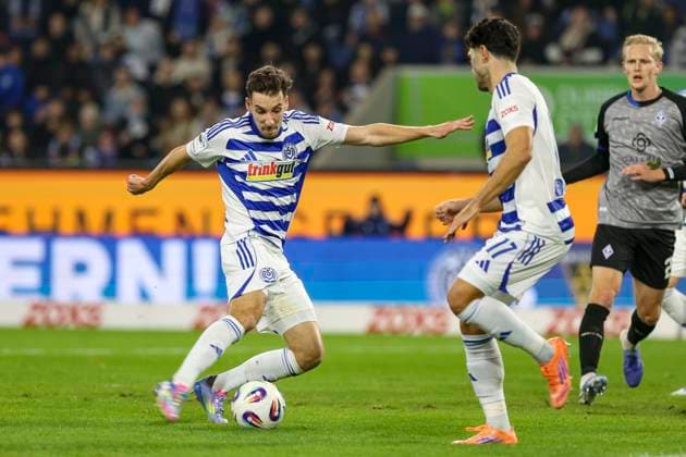 Duisburg, Germany, 07 11 25 Conor Noß MSV Duisburg scores the goal for 1 0 during the match of the 3 Liga MSV Duisburg against SV Waldhof Mannheim at the schauinsland reisen arena Duisburg schauinsland reisen arena North Rhine Westphalia Germany Copyright: xBrauer-Fotoagenturx xAdrianxSchlx