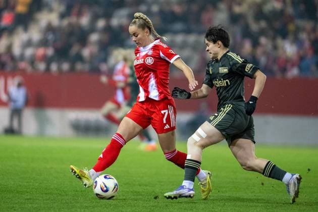 Giulia Gwinn 7 FC Bayern Muenchen Frauen in duel with Tomke Schneider 2 Union Berlin , FC Bayern Frauen Muenchen 1 FC Union Berlin, Google Pixel Frauenbundesliga, 10 Spieltag, 07 11 25 DFB regulations prohibit any use of photographs as image sequences and or quasi video kolbert press Muenchen Bayern Germany Copyright: xkolbert-press UlrichxGamelx