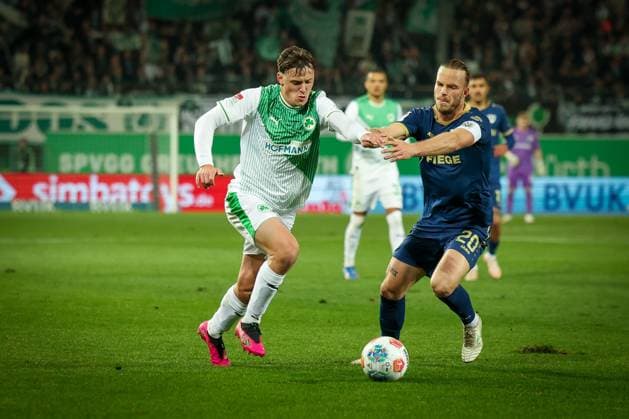 Lukas Reich 2 Spvgg Greuther Fuerth , left, in duel with Jorrit Hendrix 20 SC Preussen Muenster 06 , SpVgg Greuther Fuerth vs SC Preussen Muenster, Football, Men, DFL, 2 Bundesliga, Season 2025 2026, Sportpark Ronhof Thomas Sommer, Matchday 12, 07 11 2025 Fuerth Bayern Germany Copyright: xkolbert-press MartinxAgüerax