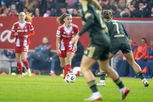 Georgia Stanway 31 FC Bayern Muenchen Frauen , FC Bayern Frauen Muenchen 1 FC Union Berlin, Google Pixel Frauenbundesliga, 10 Spieltag, 07 11 25 DFB regulations prohibit any use of photographs as image sequences and or quasi video kolbert press Muenchen Bayern Germany Copyright: xkolbert-press UlrichxGamelx