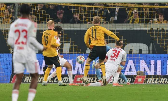 07 11 2025 Soccer Season 2025 2026 2 Soccer Bundesliga 12 Matchday SG Dynamo Dresden SGD 1 FC Nuremberg FCN Club Sportfoto Zink DaMa xdaxmax DFL regulations prohibit any use of photographs as image sequences and or quasi video only for editorial use Tor Treffer Torschuß zum 1 1 Torschütze Dominik Kother 11, SG Dynamo Dresden SGD gg Jan Reichert 1, 1 FC Nuremberg FCN