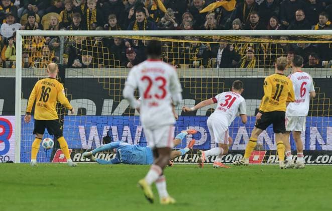 07 11 2025 Soccer Season 2025 2026 2 Soccer Bundesliga 12 Matchday SG Dynamo Dresden SGD 1 FC Nuremberg FCN Club Sportfoto Zink DaMa xdaxmax DFL regulations prohibit any use of photographs as image sequences and or quasi video only for editorial use Tor Treffer Torschuß zum 1 1 Torschütze Dominik Kother 11, SG Dynamo Dresden SGD gg Jan Reichert 1, 1 FC Nuremberg FCN