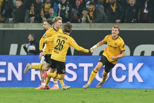 07 11 2025 Soccer Season 2025 2026 2 Soccer Bundesliga 12 Matchday SG Dynamo Dresden SGD 1 FC Nuremberg FCN Club Sportfoto Zink DaMa xdaxmax DFL regulations prohibit any use of photographs as image sequences and or quasi video only for editorial use Jubel Freude Torjubel nach Tor zum 1 1 Dominik Kother 11, SG Dynamo Dresden SGD und Mannschaft Team jubelt freut sich Torschütze Dominik Kother 11, SG Dynamo Dresden SGD