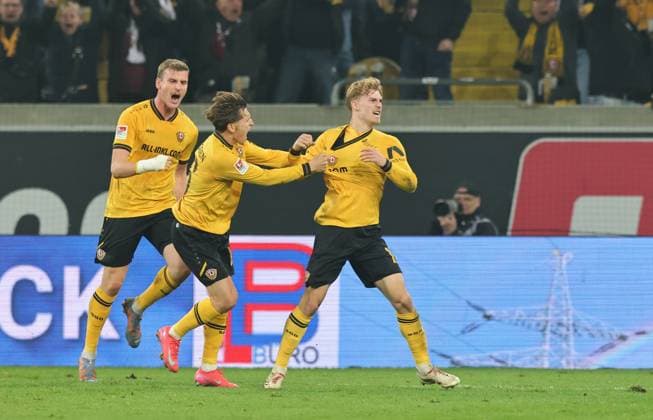 07 11 2025 Soccer Season 2025 2026 2 Soccer Bundesliga 12 Matchday SG Dynamo Dresden SGD 1 FC Nuremberg FCN Club Sportfoto Zink DaMa xdaxmax DFL regulations prohibit any use of photographs as image sequences and or quasi video only for editorial use Jubel Freude Torjubel nach Tor zum 1 1 Dominik Kother 11, SG Dynamo Dresden SGD und Mannschaft Team jubelt freut sich Torschütze Dominik Kother 11, SG Dynamo Dresden SGD