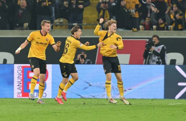 07 11 2025 Soccer Season 2025 2026 2 Soccer Bundesliga 12 Matchday SG Dynamo Dresden SGD 1 FC Nuremberg FCN Club Sportfoto Zink DaMa xdaxmax DFL regulations prohibit any use of photographs as image sequences and or quasi video only for editorial use Jubel Freude Torjubel nach Tor zum 1 1 Dominik Kother 11, SG Dynamo Dresden SGD und Mannschaft Team jubelt freut sich Torschütze Dominik Kother 11, SG Dynamo Dresden SGD