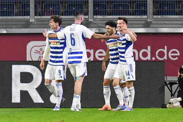 From left to right Tim Heike, Rasim Bulic, Mert Goeckan cheer with goal scorer Conor Noss all MSV Duisburg after the goal to 1 0 GER, MSV Duisburg vs SV Waldhof Mannheim 07, Soccer, 3 Liga, Matchday 14, Season 2025 2026, 07 11 2025 DFL DFB REGULATES PROHIBIT ANY USE OF PHOTOGRAPHS AS IMAGE SEQUENCES AND OR QUASI VIDEO GER, MSV Duisburg vs SV Waldhof Mannheim 07, Football, 3 Liga, Matchday 14, Season 2025 2026, 07 11 2025 Duisburg Copyright: xEibner-Pressefoto ThomasxThienelx EP_TTL