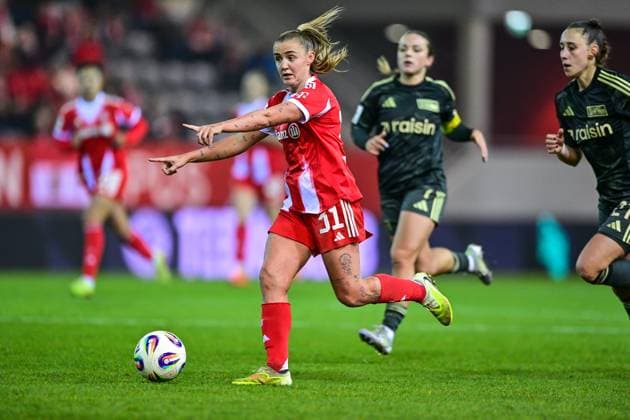 Georgia STANWAY FC Bayern Muenchen, FCB, 31 gbestikulierend am Ballm zeigt ihrer Mitspielerin den Laufweg an, 07 11 2025, München Deutschland , Fußball, Google Pixel Frauen Bundesliga, FC Bayern München 1 FC Union Berlin, DFB DFL REGULATIONS PROHIBIT ANY USE OF PHOTOGRAPHS AS IMAGE SEQUENCES AND OR QUASI VIDEO xslx