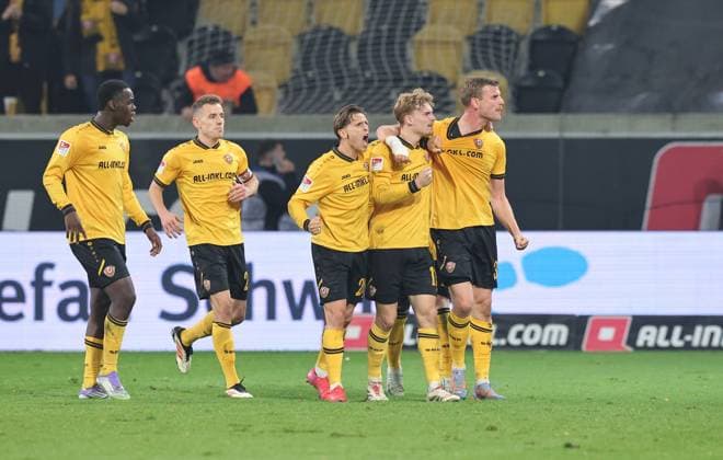 07 11 2025 Soccer Season 2025 2026 2 Soccer Bundesliga 12 Matchday SG Dynamo Dresden SGD 1 FC Nuremberg FCN Club Sportfoto Zink DaMa xdaxmax DFL regulations prohibit any use of photographs as image sequences and or quasi video only for editorial use Jubel Freude Torjubel nach Tor zum 1 1 Dominik Kother 11, SG Dynamo Dresden SGD und Mannschaft Team jubelt freut sich Torschütze Dominik Kother 11, SG Dynamo Dresden SGD