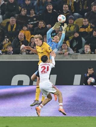 07 11 2025 Soccer Season 2025 2026 2 Soccer Bundesliga 12 Matchday SG Dynamo Dresden SGD 1 FC Nürnberg FCN Club Sportfoto Zink DaMa xdaxmax DFL regulations prohibit any use of photographs as image sequences and or quasi video only for editorial use Berkay Yilmaz 21, 1 FC Nürnberg FCN Vincent Vermeij 9, SG Dynamo Dresden SGD Jan Reichert 1, 1 FC Nürnberg FCN