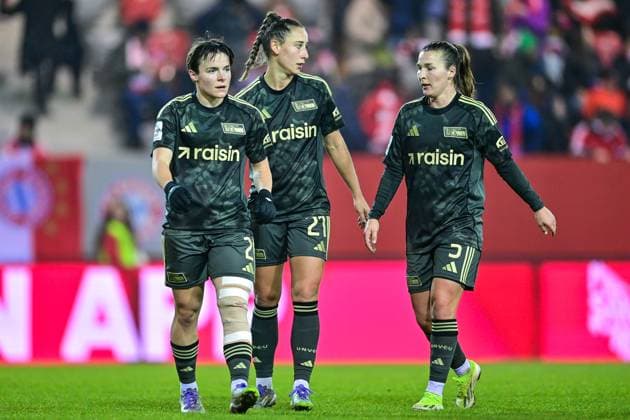 v li Tomke Schneider Union Berlin, 2 Anna Weiss Union Berlin, 21 Katja Orschmann Union Berlin, 5 looking disappointed, disappointment, frustration, disappointed, pessimistic, 07 11 2025, Munich Germany , Soccer, Google Pixel Women Bundesliga, FC Bayern München 1 FC Union Berlin, DFB DFL REGULATIONS PROHIBIT ANY USE OF PHOTOGRAPHS AS IMAGE SEQUENCES AND OR QUASI VIDEO xslx