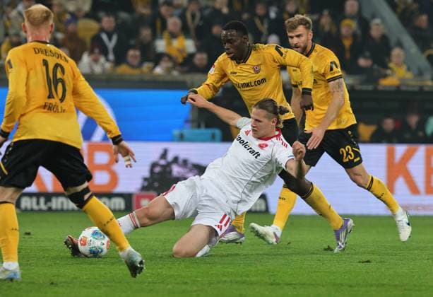 07 11 2025 Soccer Season 2025 2026 2 Soccer Bundesliga 12 Matchday SG Dynamo Dresden SGD 1 FC Nuremberg FCN Club Sportfoto Zink DaMa xdaxmax DFL regulations prohibit any use of photographs as image sequences and or quasi video only for editorial use Nils Fröling Froeling 16, SG Dynamo Dresden SGD Artem Stepanov 11, 1 FC Nuremberg FCN Kofi Amoako 6, SG Dynamo Dresden SGD Lars Bünning Buenning 23, SG Dynamo Dresden SGD
