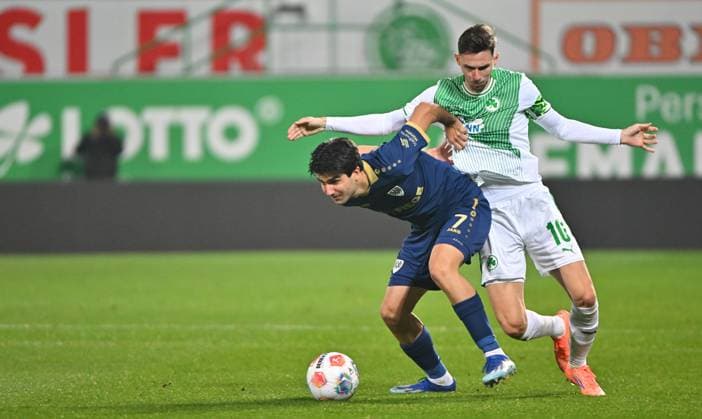 07 11 2025 Soccer season 2025 2026 2 Soccer Bundesliga 12 Matchday SpVgg Greuther Fürth Kleeblatt Preußen Münster Sportfoto Zink MeZi xmexzix DFL regulations prohibit any use of photographs as image sequences and or quasi video only for editorial use Zidan Sertdemir 7, Preußen Münster Branimir Hrgota 10, SpVgg Greuther Fürth, right