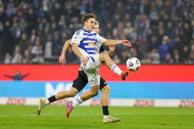 Duisburg, Germany, 07 11 25 Patrick Sussek MSV Duisburg in action on the ball, single action during the match of the 3 Liga MSV Duisburg against SV Waldhof Mannheim in the schauinsland reisen arena Duisburg schauinsland reisen arena North Rhine Westphalia Germany Copyright: xBrauer-Fotoagenturx xAdrianxSchlx