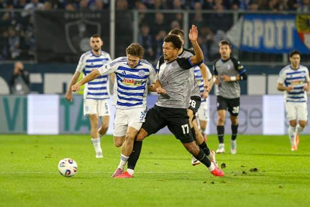 Duisburg, Germany, 07 11 25 Patrick Sussek MSV Duisburg and Samuel Abifade SV Waldhof Mannheim fighting for the ball during the 3 Liga match MSV Duisburg vs SV Waldhof Mannheim at schauinsland reisen arena Duisburg schauinsland reisen arena North Rhine Westphalia Germany Copyright: xBrauer-Fotoagenturx xAdrianxSchlx