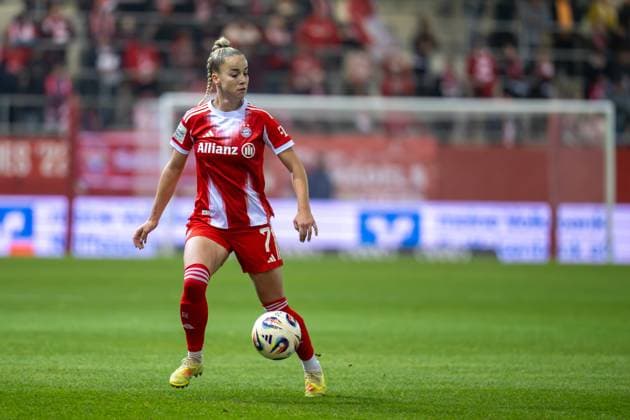 Giulia Gwinn 7 FC Bayern Muenchen Frauen , FC Bayern Frauen Muenchen 1 FC Union Berlin, Google Pixel Frauenbundesliga, 10 Spieltag, 07 11 25 DFB regulations prohibit any use of photographs as image sequences and or quasi video kolbert press Muenchen Bayern Germany Copyright: xkolbert-press UlrichxGamelx