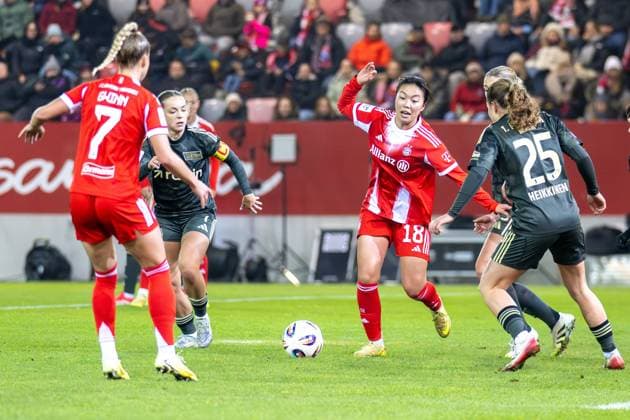 Momoko Tanikawa 18 FC Bayern Muenchen Frauen in duel with Ida Heikkinen 25 Union Berlin , FC Bayern Frauen Muenchen 1 FC Union Berlin, Google Pixel Frauenbundesliga, 10 Spieltag, 07 11 25 DFB regulations prohibit any use of photographs as image sequences and or quasi video kolbert press Muenchen Bayern Germany Copyright: xkolbert-press UlrichxGamelx