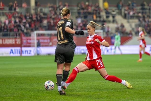 Giulia Gwinn 7 FC Bayern Muenchen Frauen in duel with Dina Orschmann 11 Union Berlin , FC Bayern Frauen Muenchen 1 FC Union Berlin, Google Pixel Frauenbundesliga, 10 Spieltag, 07 11 25 DFB regulations prohibit any use of photographs as image sequences and or quasi video kolbert press Muenchen Bayern Germany Copyright: xkolbert-press UlrichxGamelx